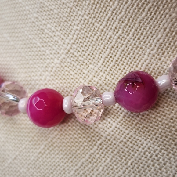 Handmade pink agate and glass beaded necklace 18" collar length - Picture 3 of 12